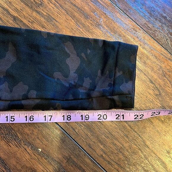 SPANX Look at Me Now Seamless Cropped Leggings SIZE S in EUC Camo - Picture 6 of 6